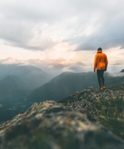 Fototapeta Muž na horském summitu
