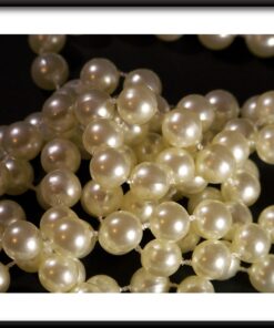 Plakát s perlovým náhrdelníkem