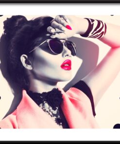 Dívka v záři plakátu