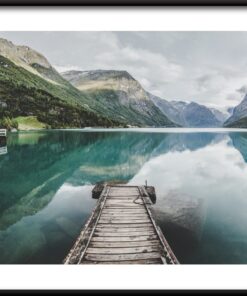 Plakát na dřevěné molo