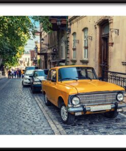 Auto na plakátu na ulici