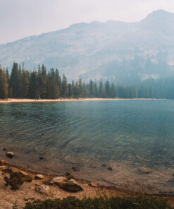 Fototapeta Jezero na úpatí hor